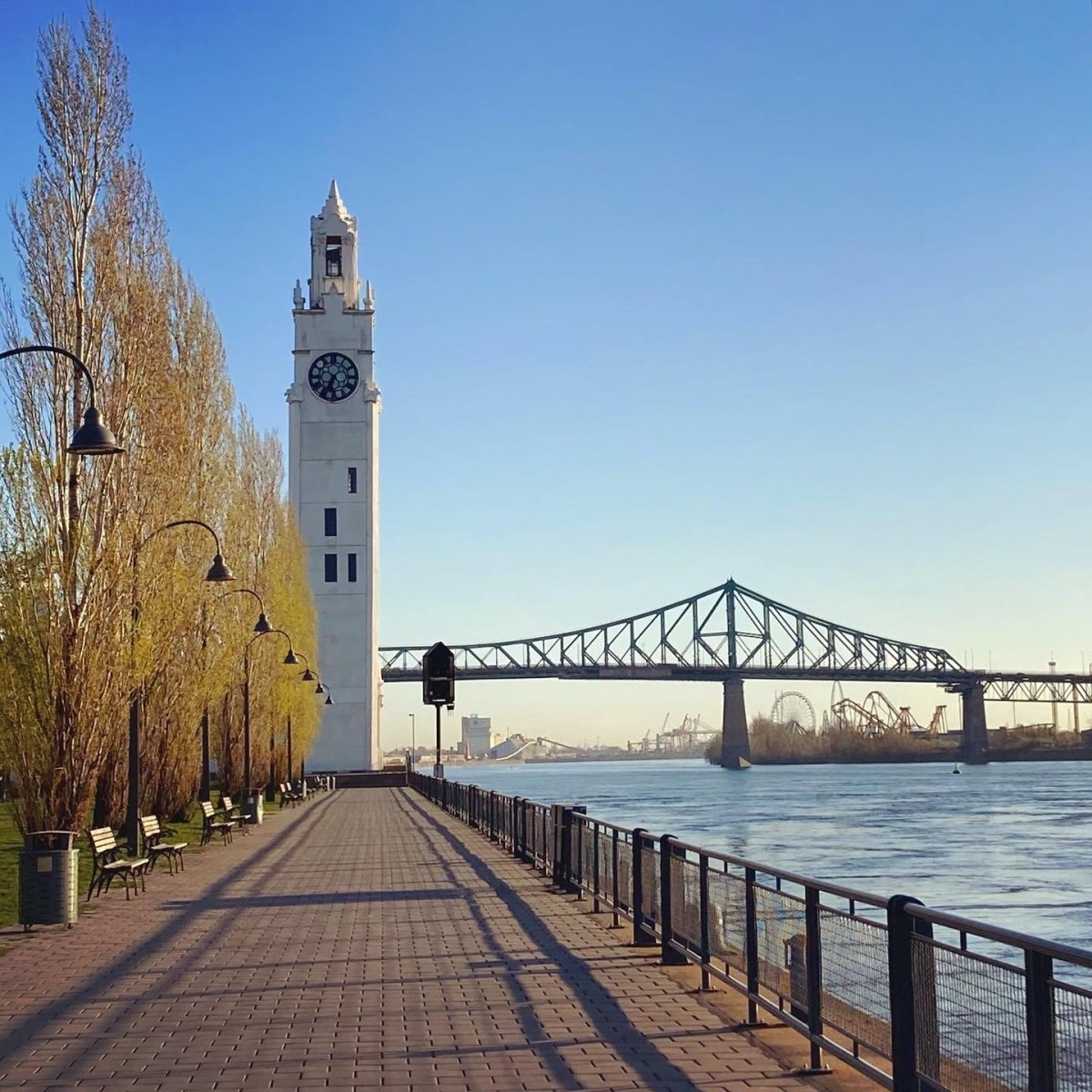 Hodinová věž a most Jacques Cartier