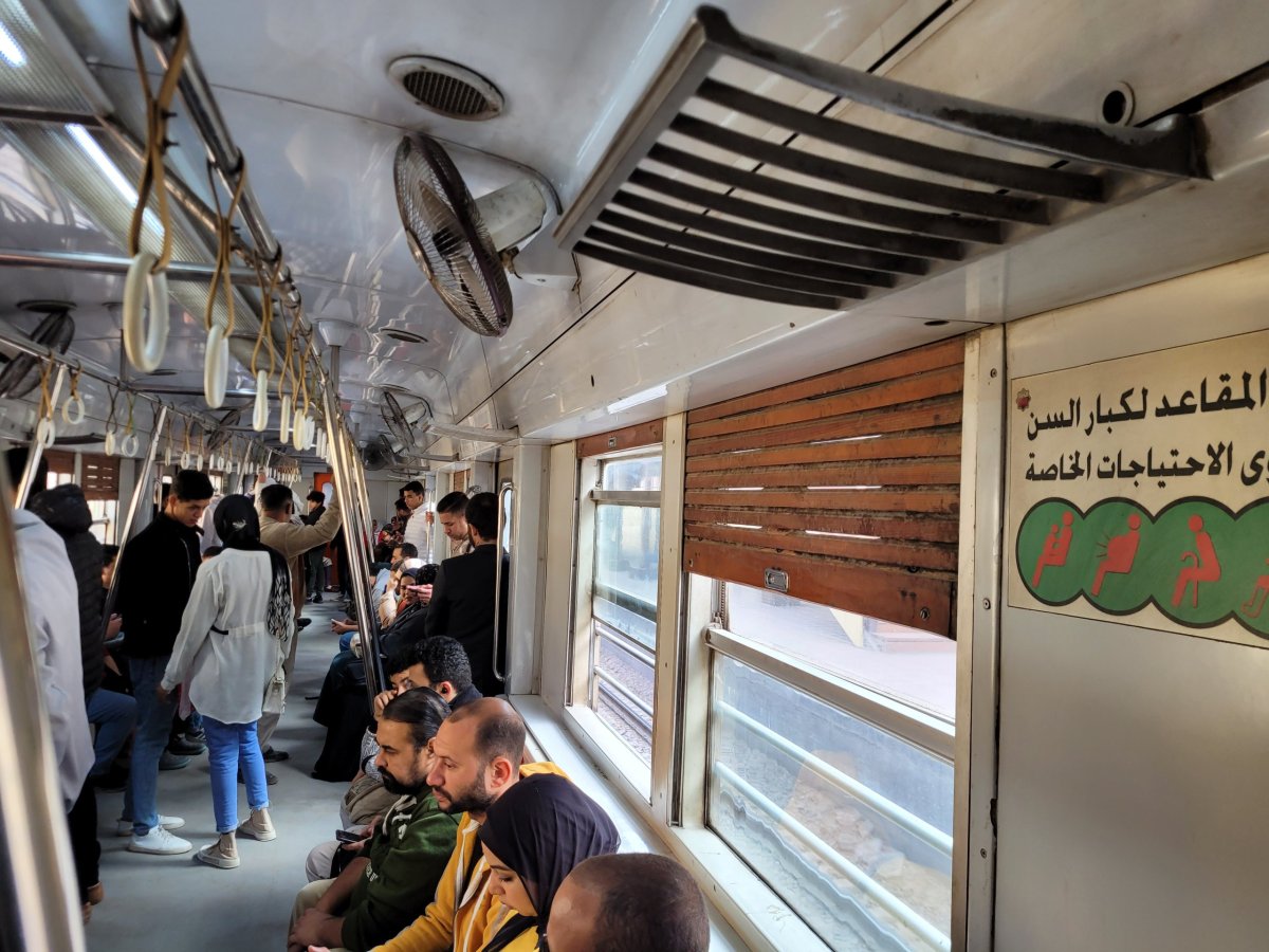 Klimatizace v metru po egyptsku - větrák, dřevěná roleta a otevřené okno