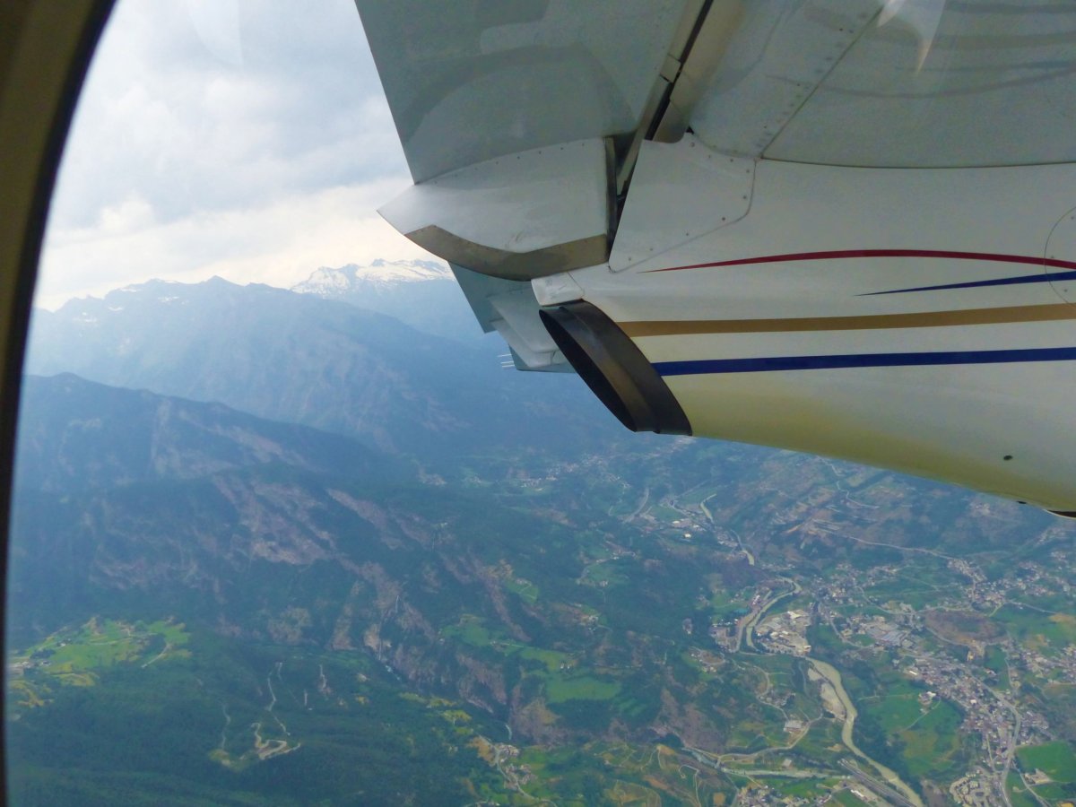 ... a s prudkým klesáním vykrajujeme hezkou spriálu v pozadí s Mont Blancem...