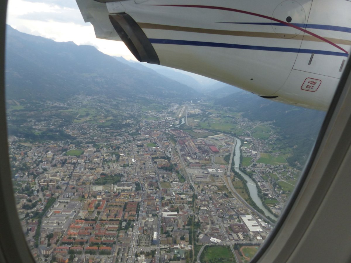 ...támhle vzadu je mimochodem letiště, na které letíme... Takže ještě jedno kolečko...