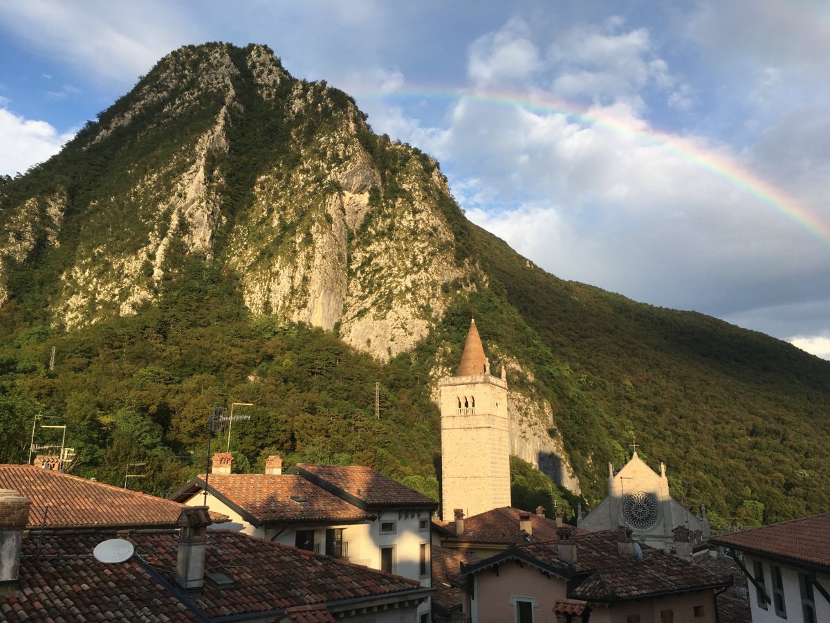 Duha nad městem Gemona del Friuli