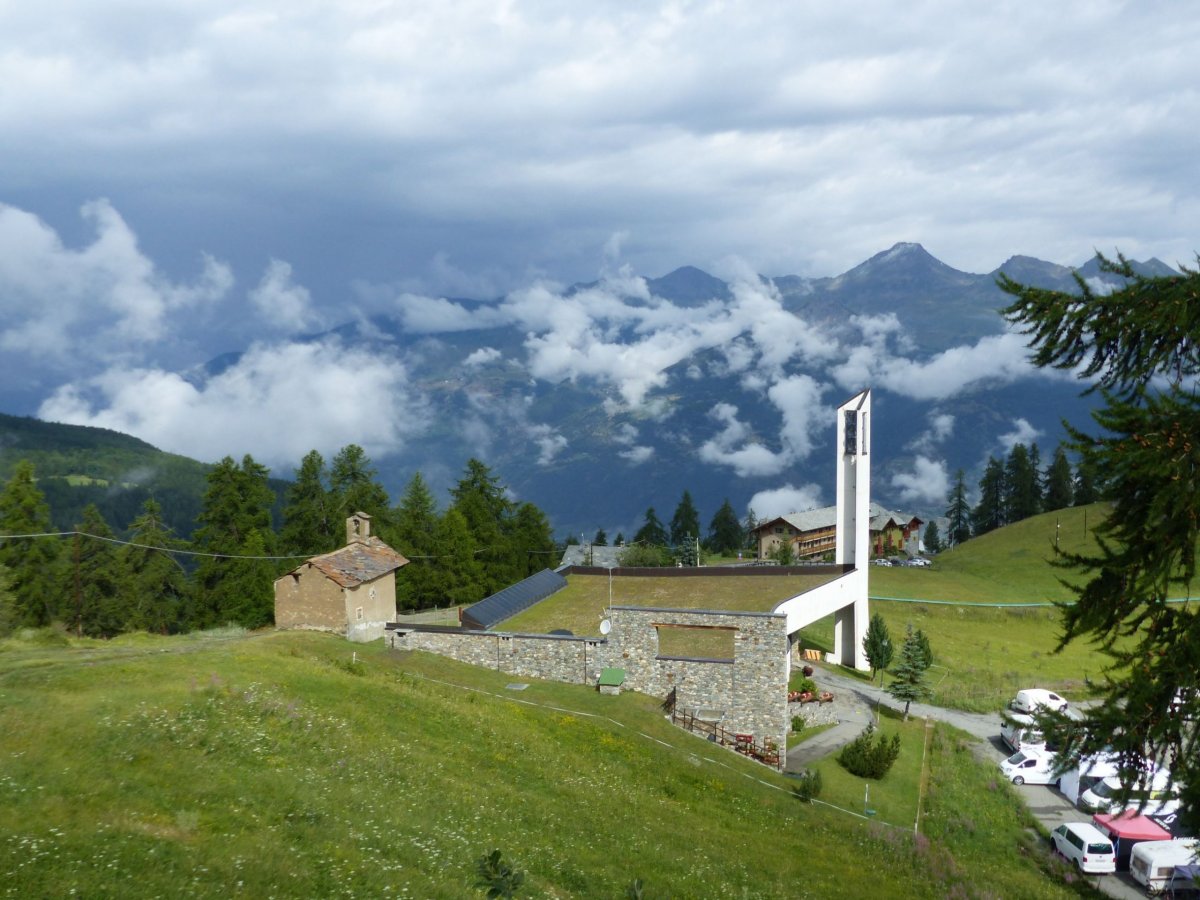 Moderní kostel ve vesničce Pila