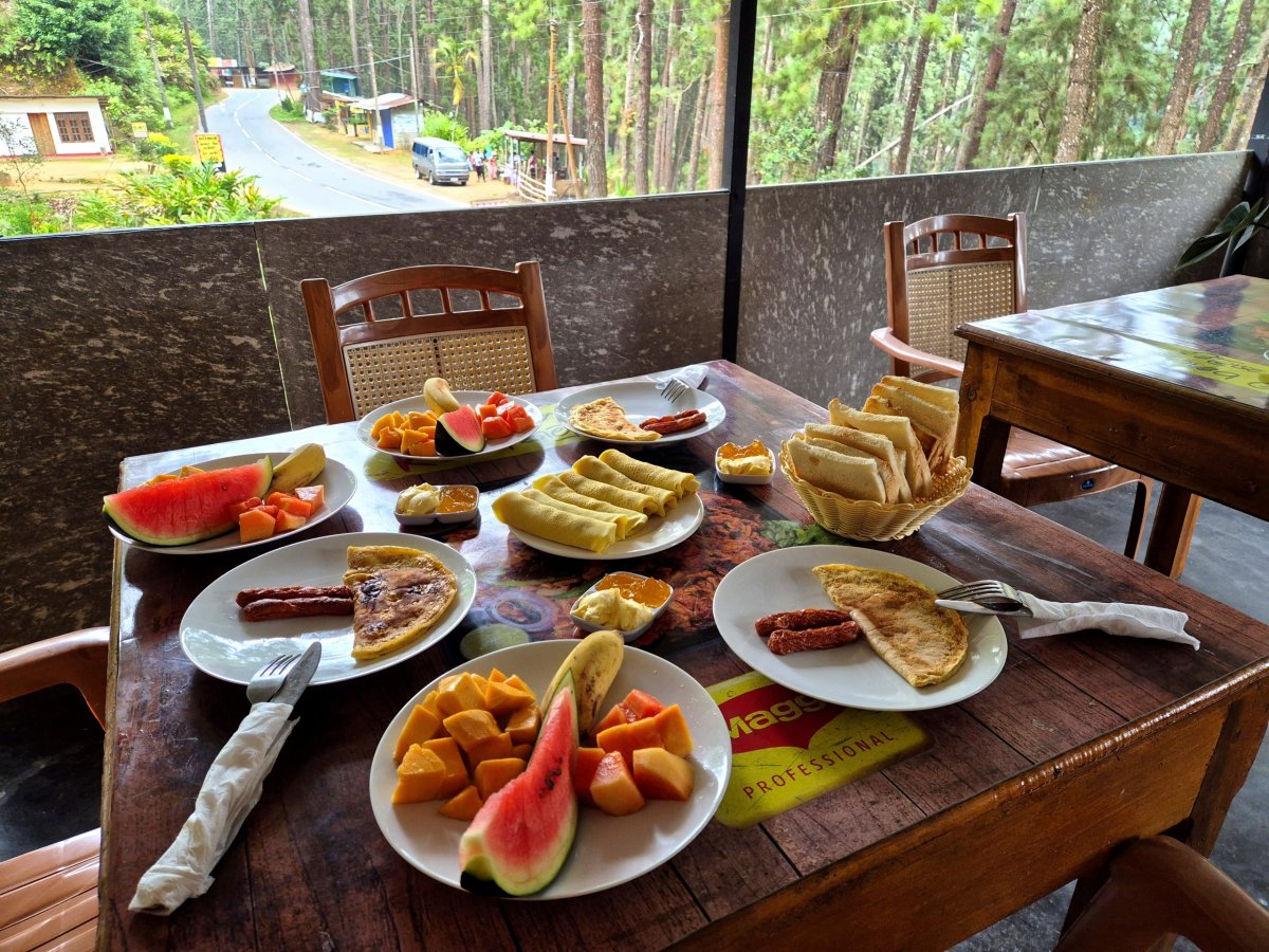 Snídaně v Pine Trees Homestay 