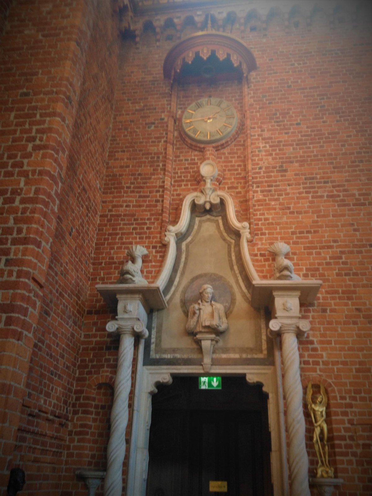 Portál pro vstup VIP do modrého sálu.