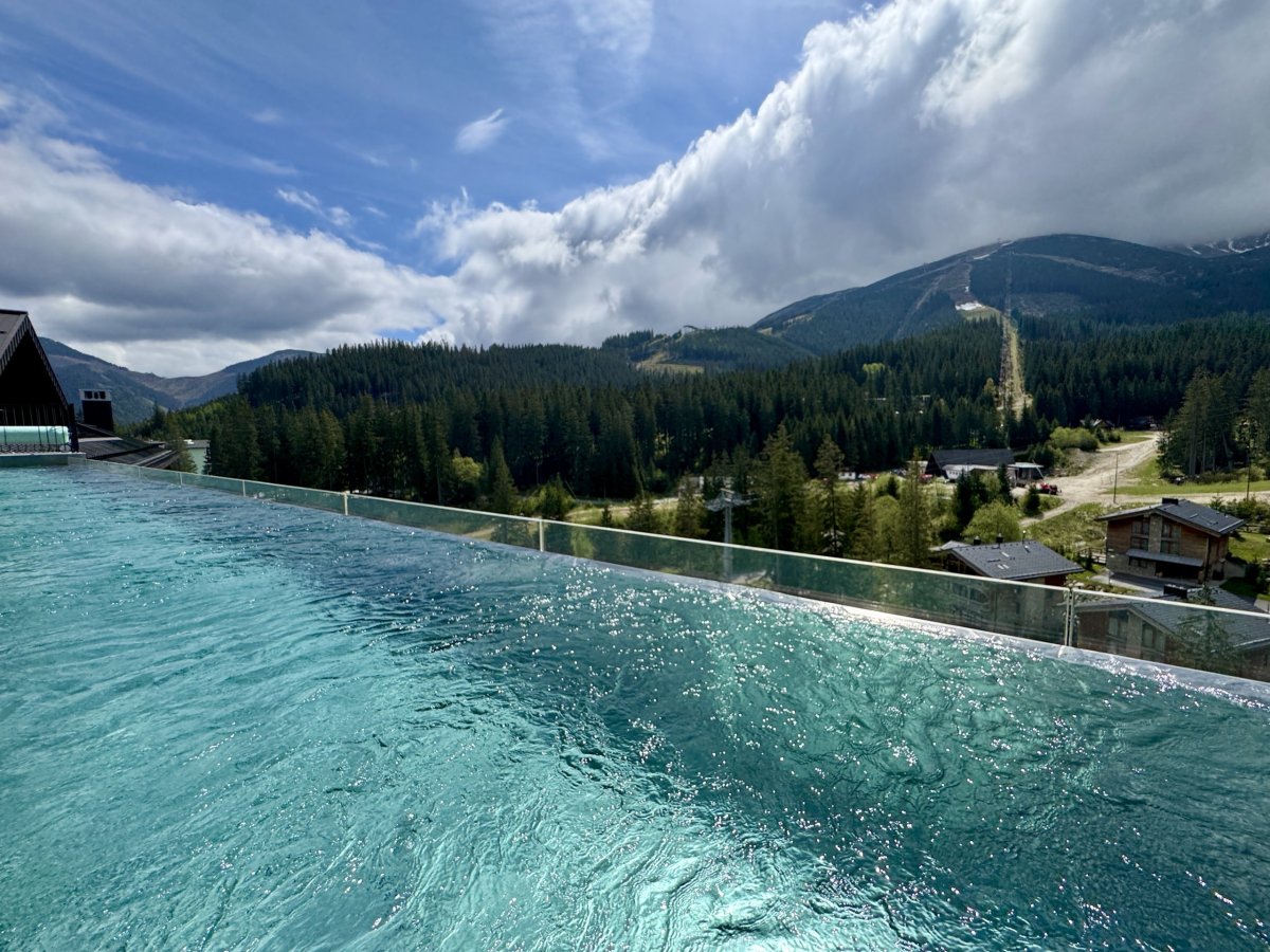 Výhled z venkovního bazénu