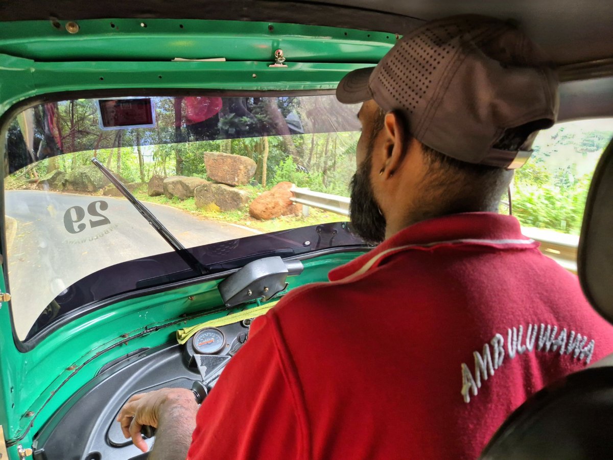 Cesta od parkoviště k Ambuluwawa Tower 