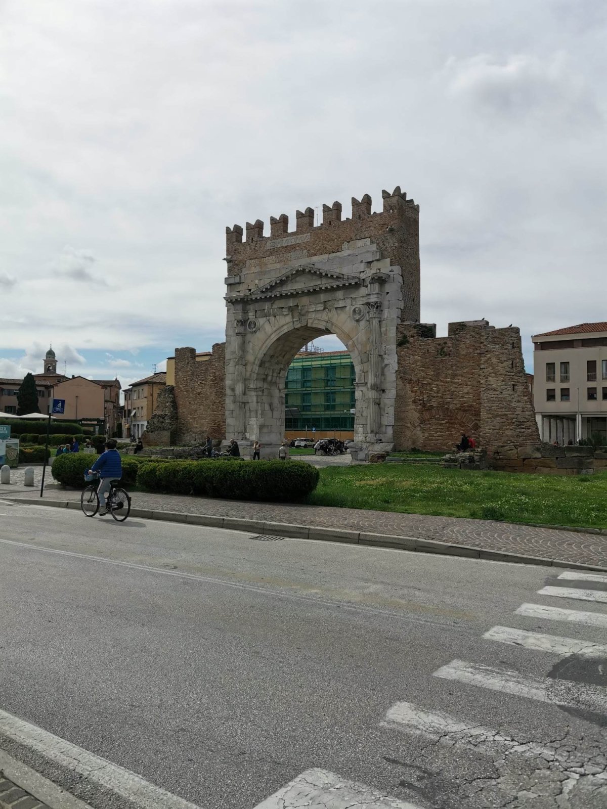 Rimini má řadu památek na antické časy, tohle je Augustova brána