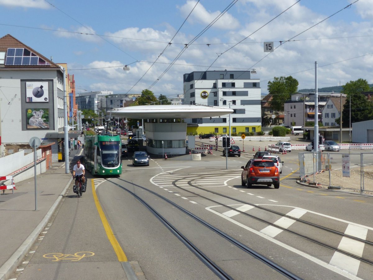 Tramvaj právě projíždí hraniční přechod s Německem