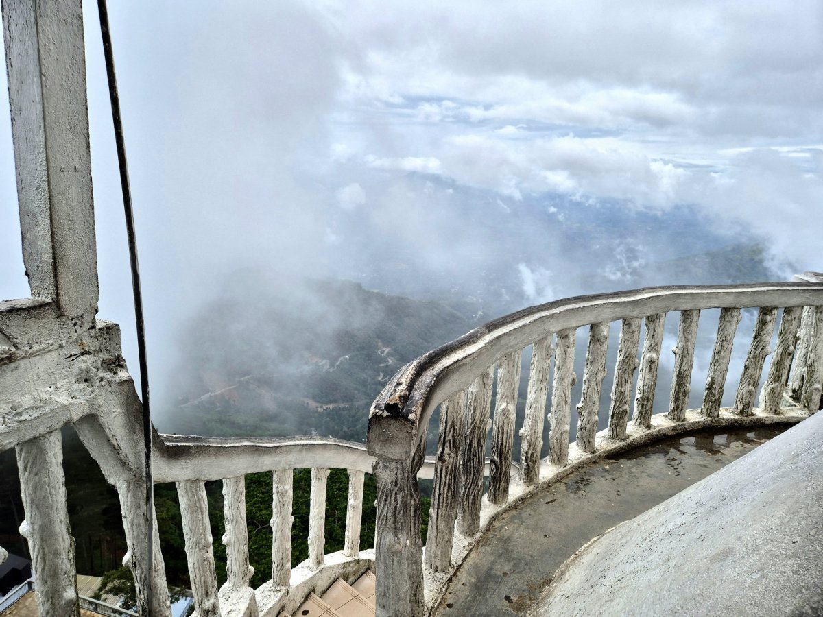 Ambuluwawa Tower v mraku