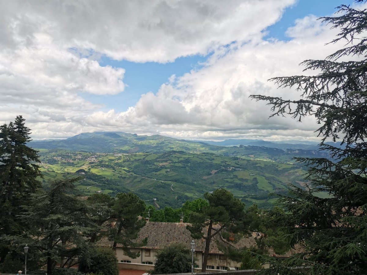 Jestli vás San Marino něčím ohromí, pak jsou to výhledy.
