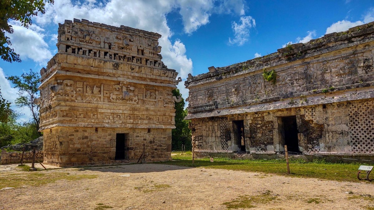 Stavby v jižní části areálu jsou mimořádně detailně zdobené