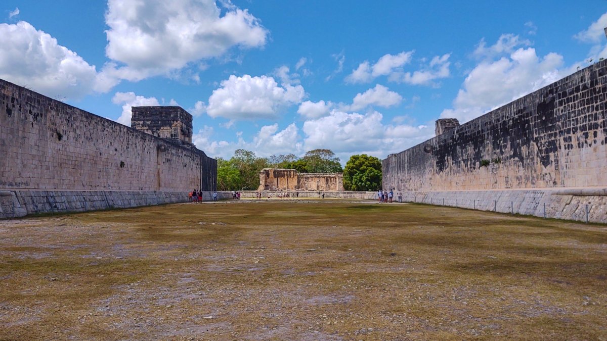 Hřiště na tlachtli je docela rozlehlé