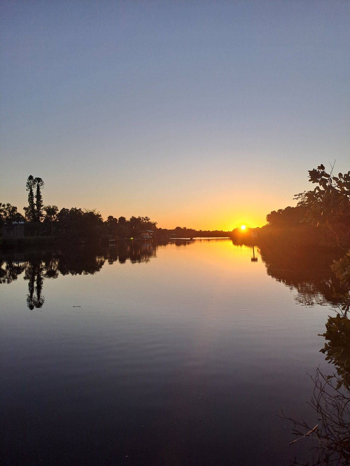 Západ slunce nad parkem