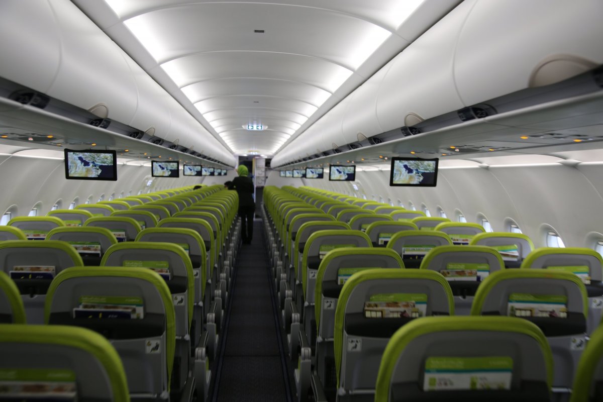Interiér letounu A320 NEO SalamAir