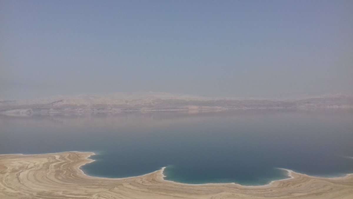 Vodní opar nad Mrtvým mořem je téměř neustále