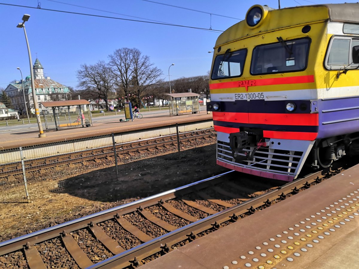 Vlak na zastávce Majori