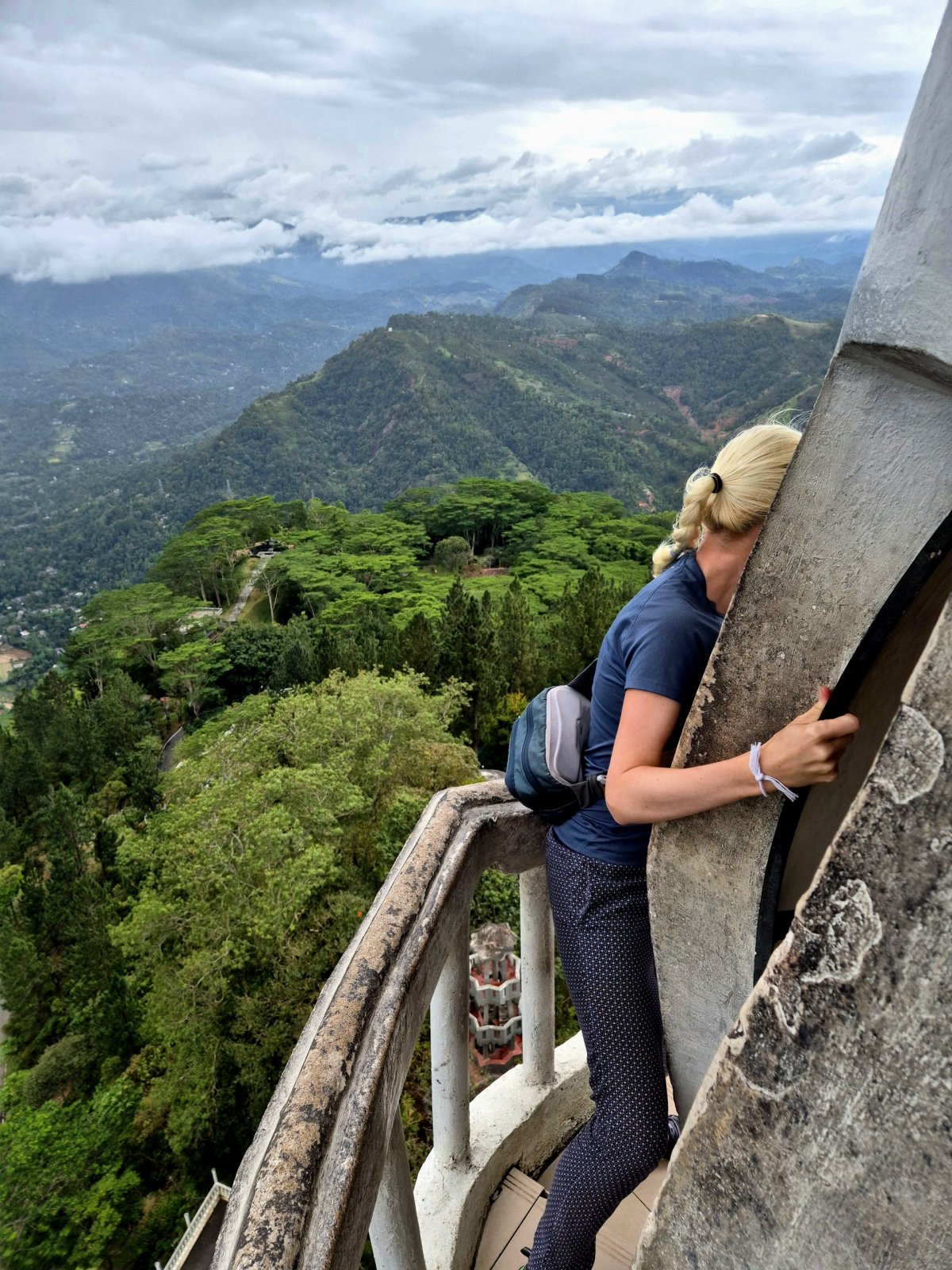 Ambuluwawa Tower - cesta dolů