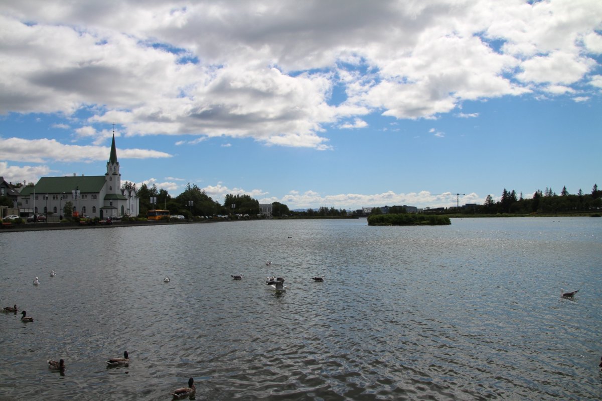 Jezero Tjörin vedle radnice