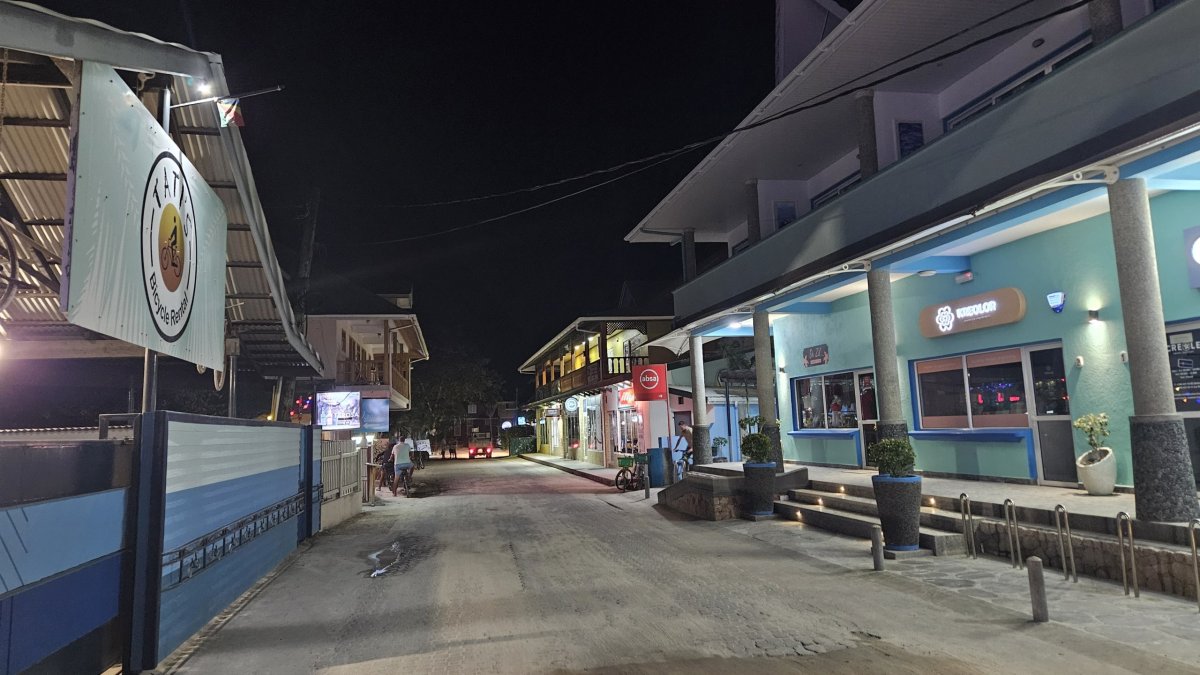 Večerní ruch na La Digue