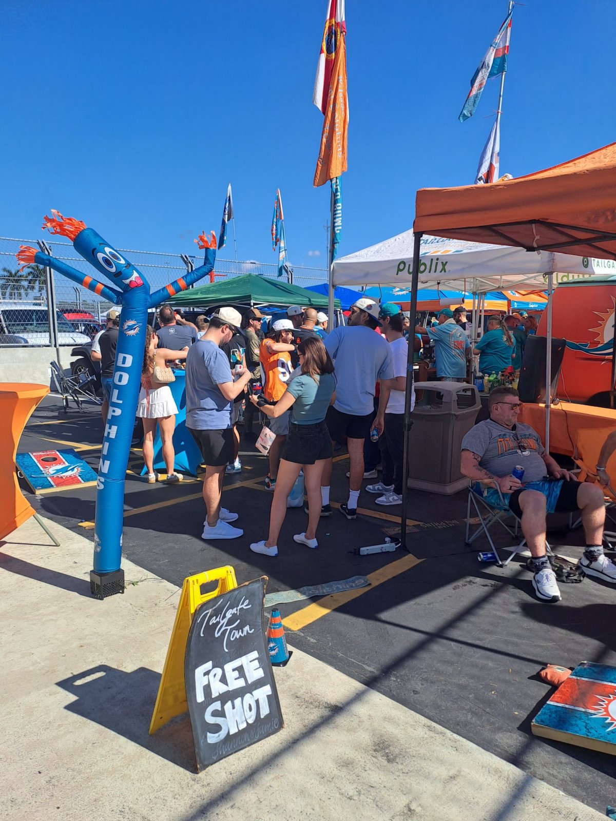 Klasické předzápasové grilování na parkovišti