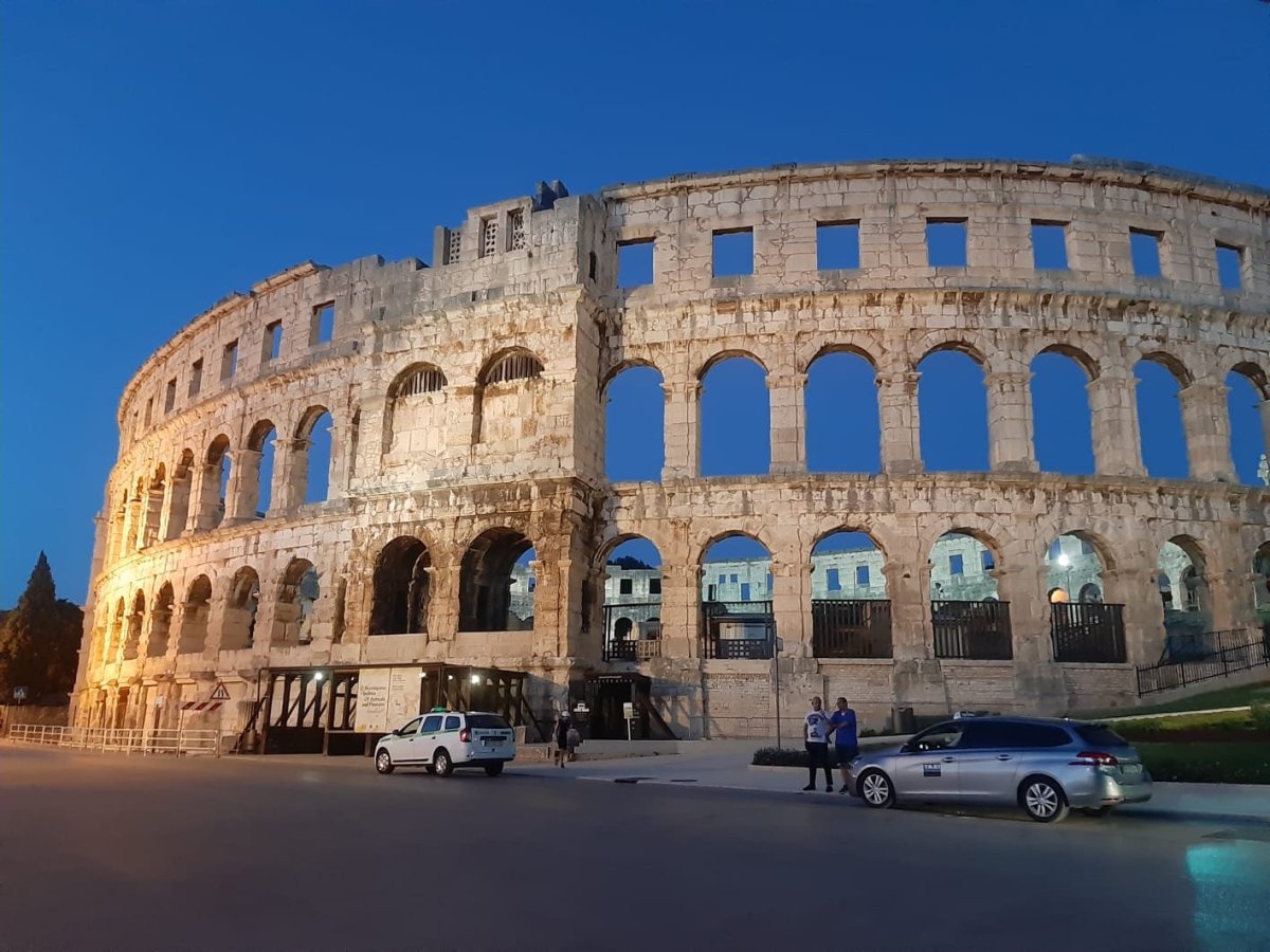 Dominantou Puli je zachovalé Coloseum 