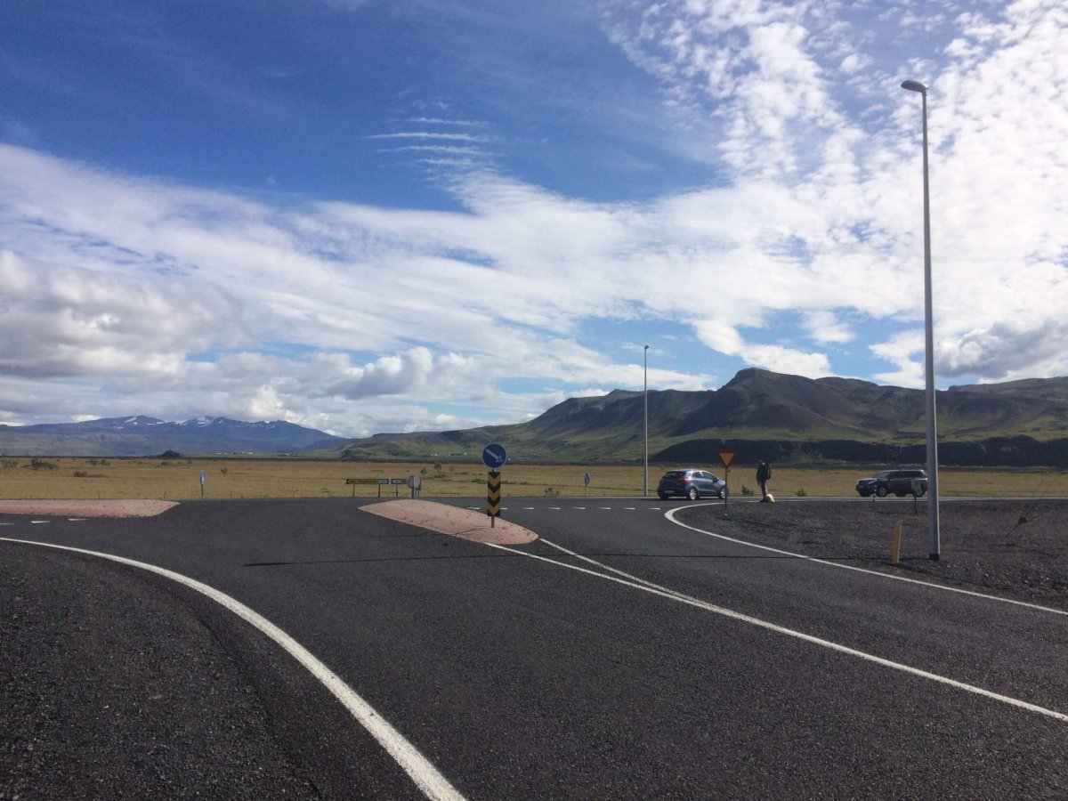 Onen muž stopující na křižovatce.