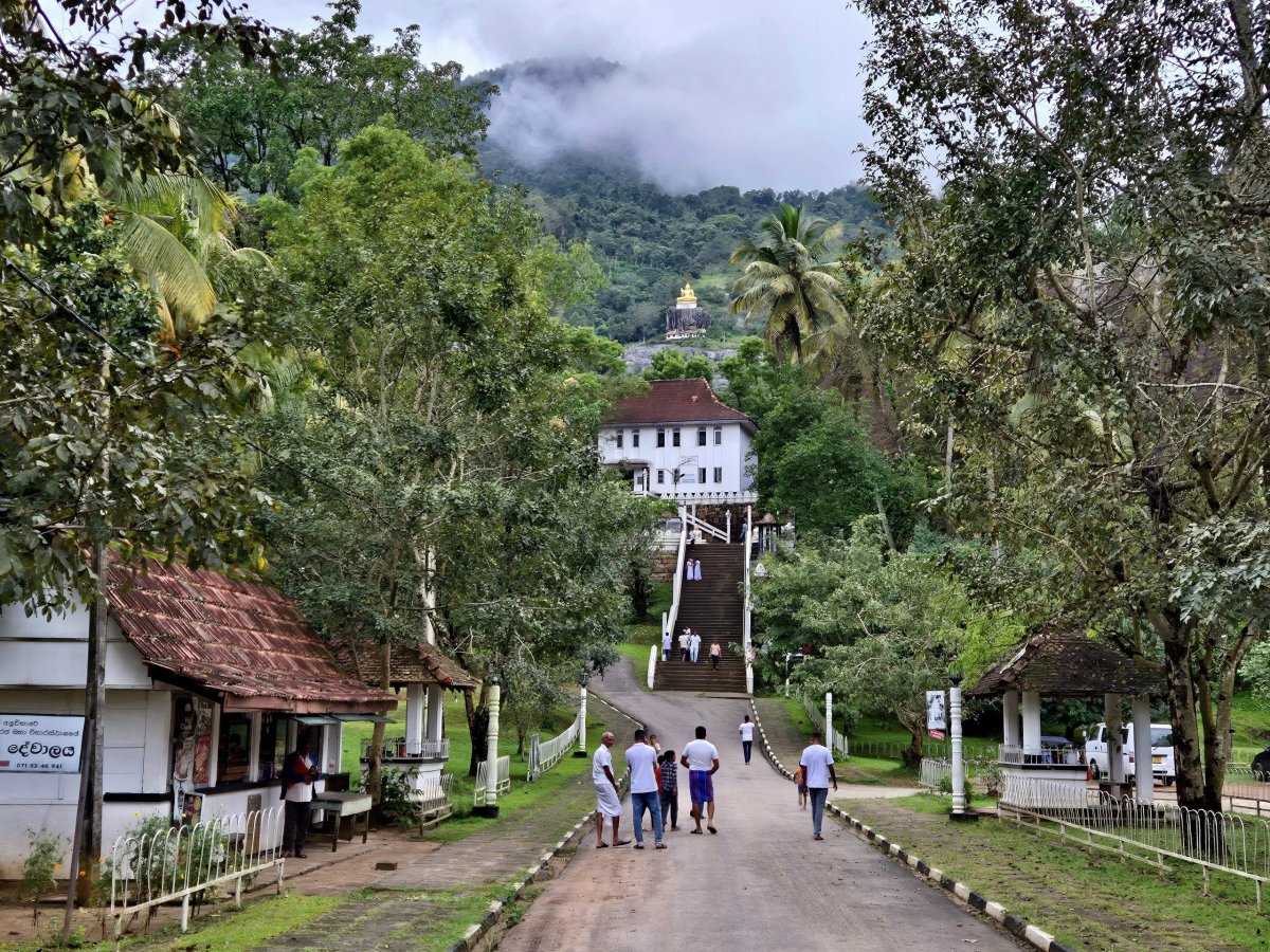 Aluviharaya Temple s Buddhou na kopci