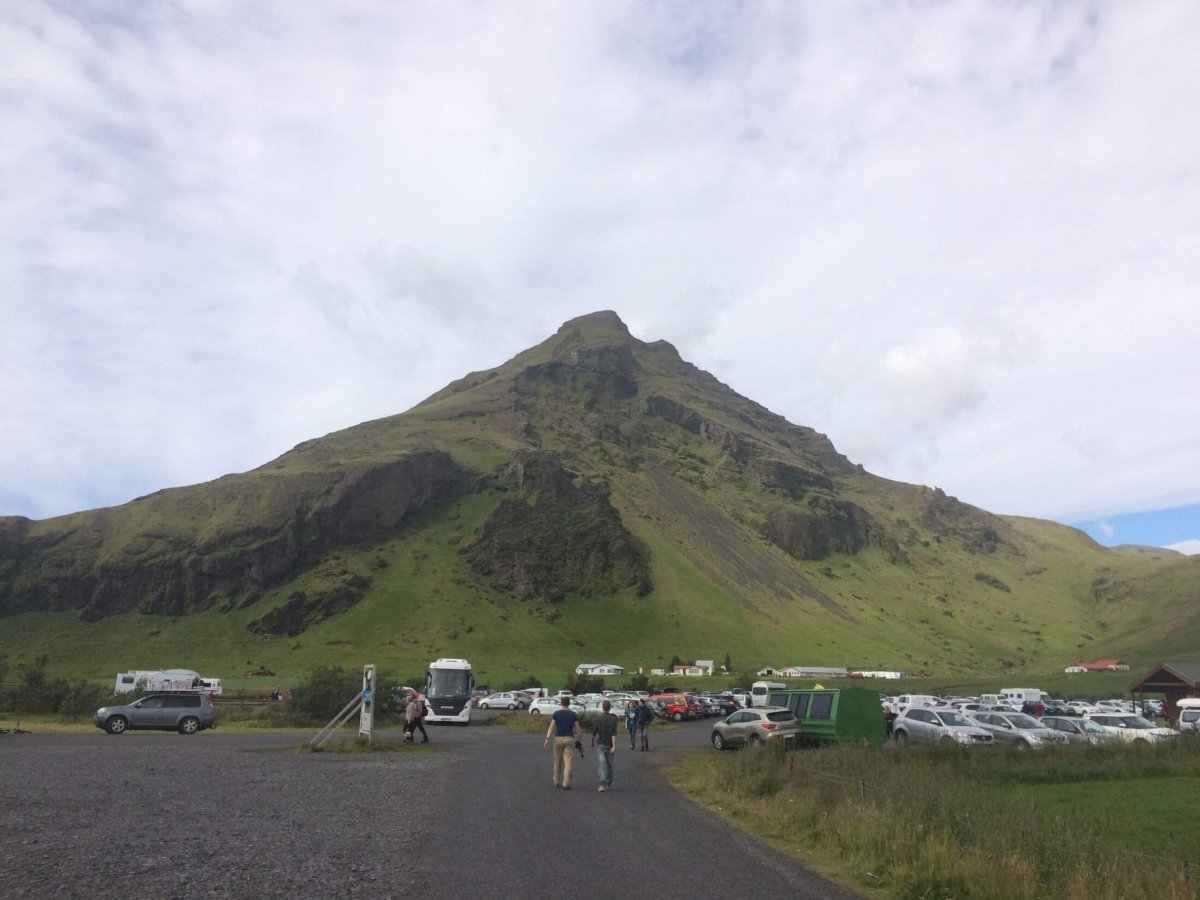 Pohled z parkoviště hotelu