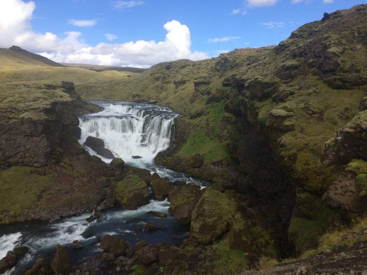 Jeden z mnoha vodopádů podél cesty