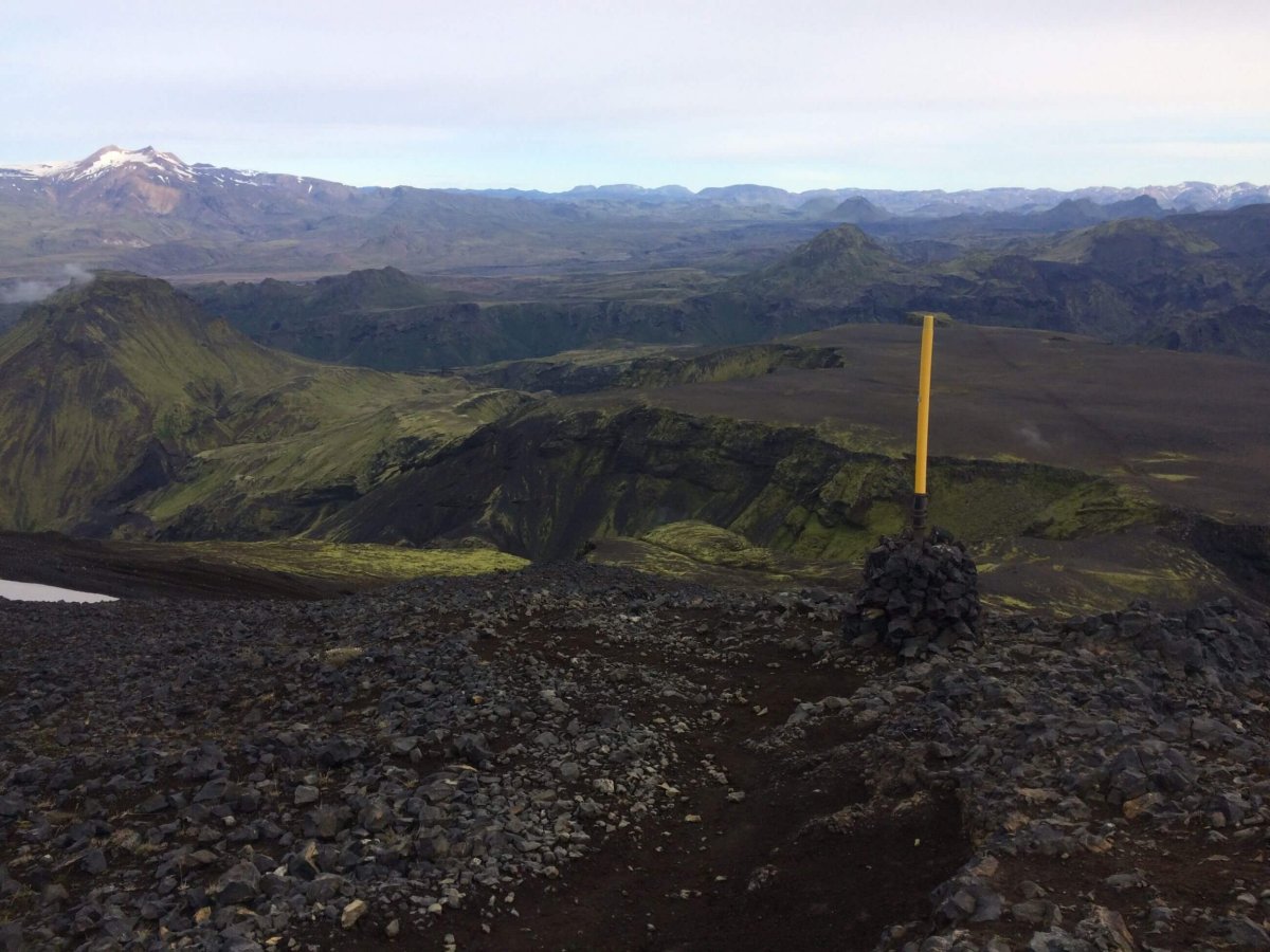 Pohled těsně před sestupem z prudkého kopce