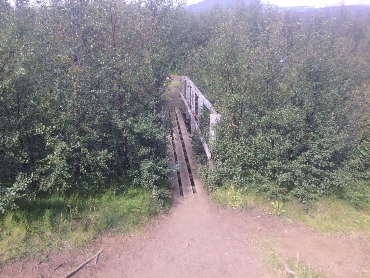 Nenápadný most přes řeku