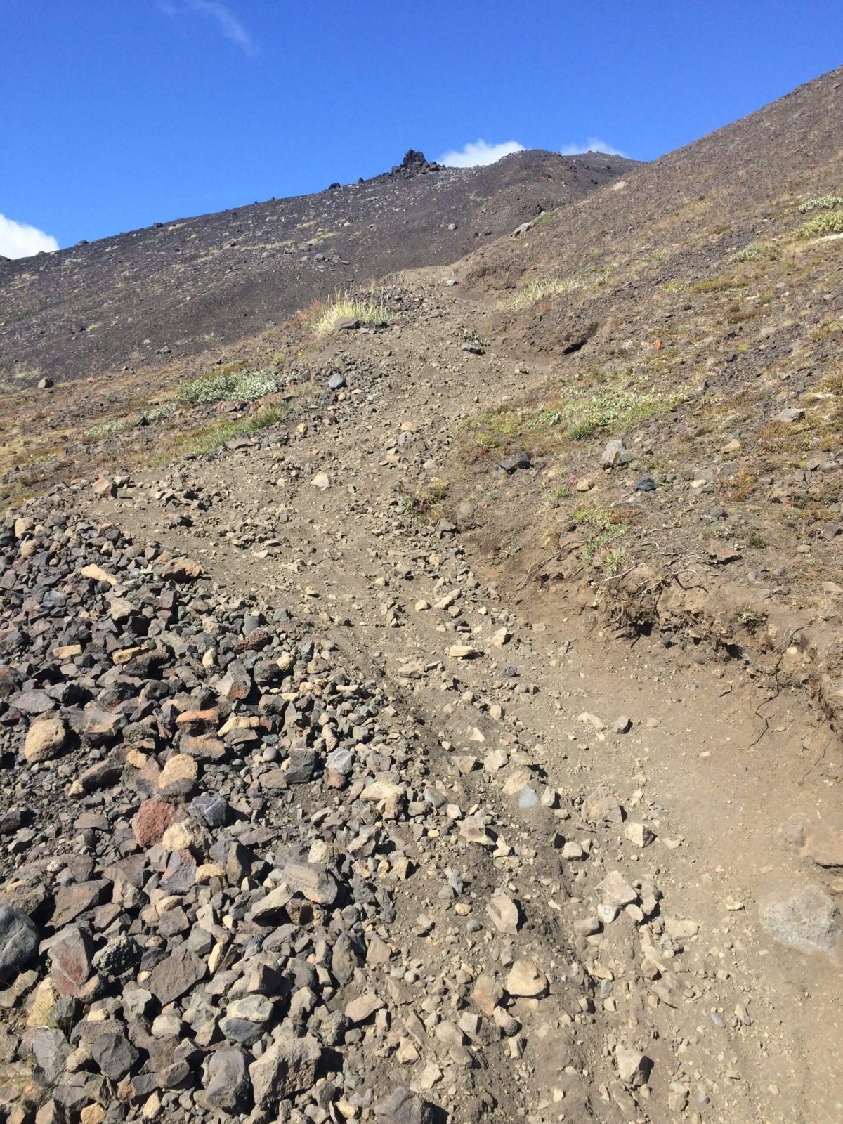 Prudká cesta kamenitým terénem