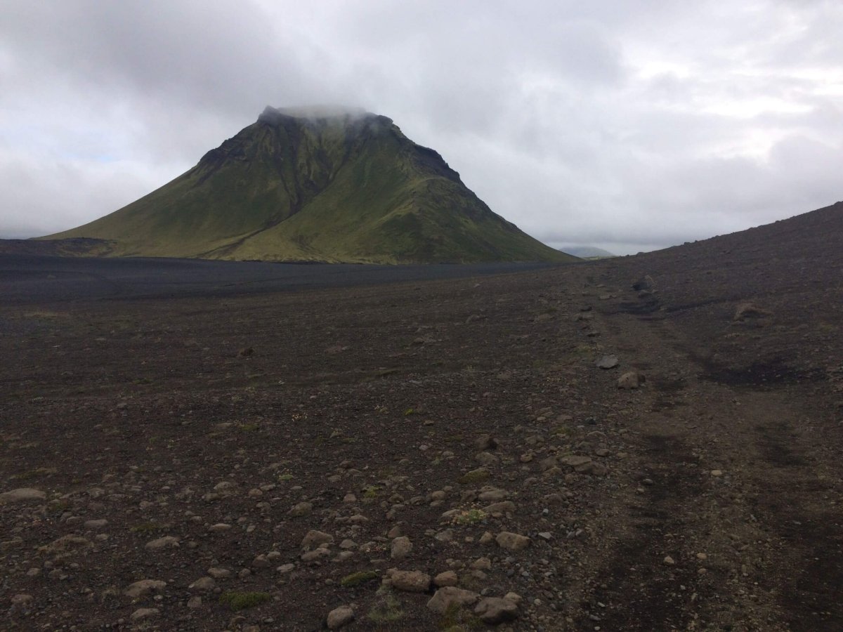 Jeden z útvarů lemující cestu