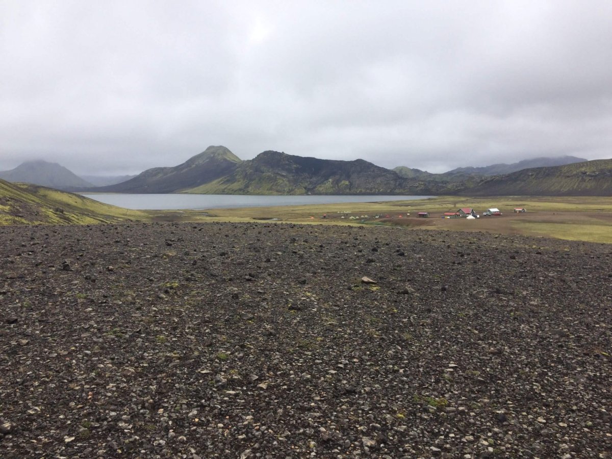 Pohled na jezero a kemp Álftavatn