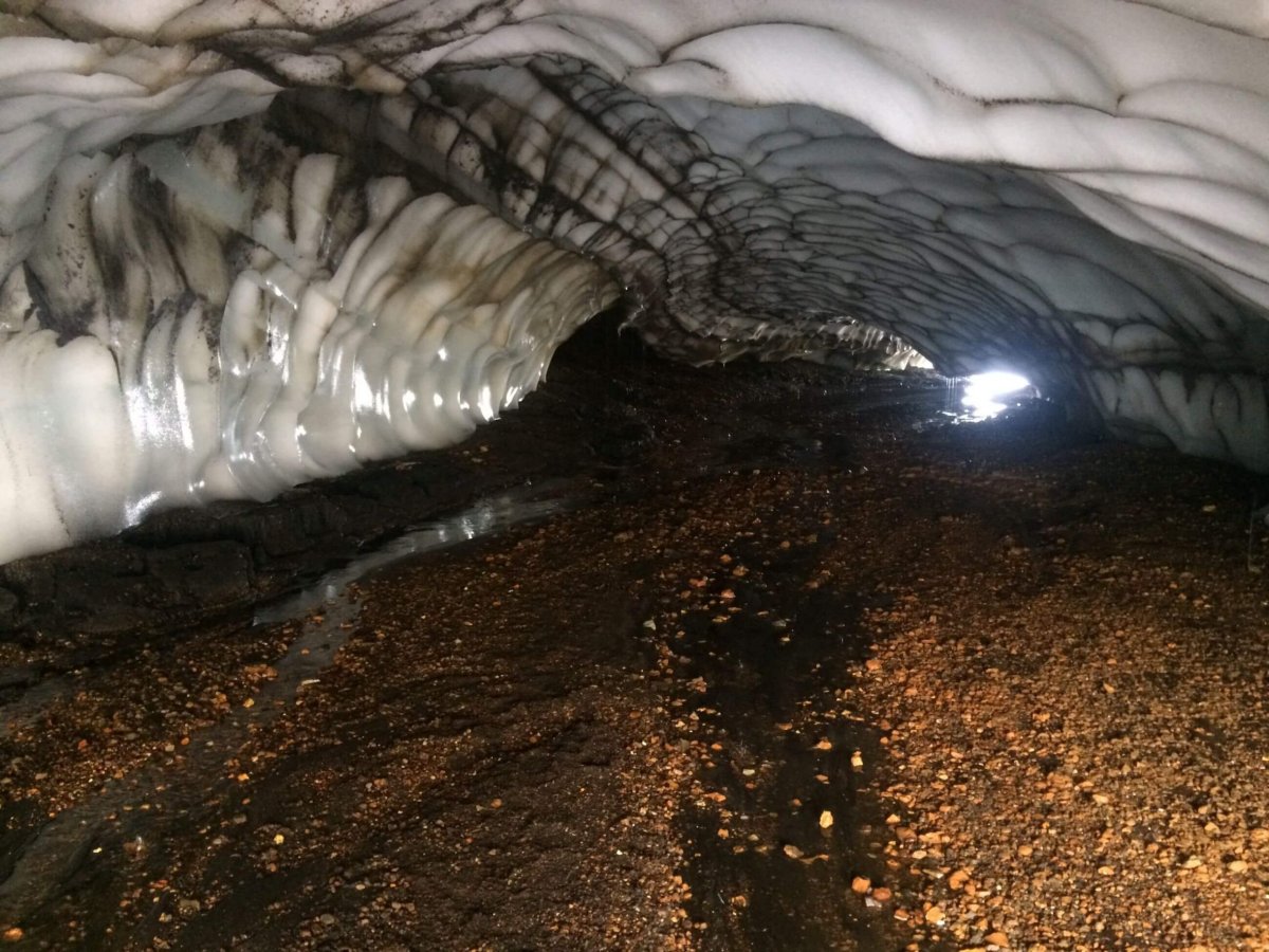Ledová jeskyně v Duhových horách