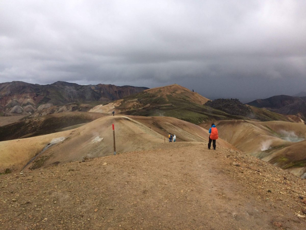 V dálce je již možno vidět déšť nad kempem Landmannalaugar