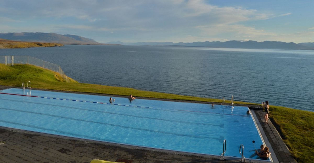 Bazén s výhledem do fjordu v Hofsósu, vstup za necelých 200 korun, k dispozici větší (31°C) a menší bazén (38°C)