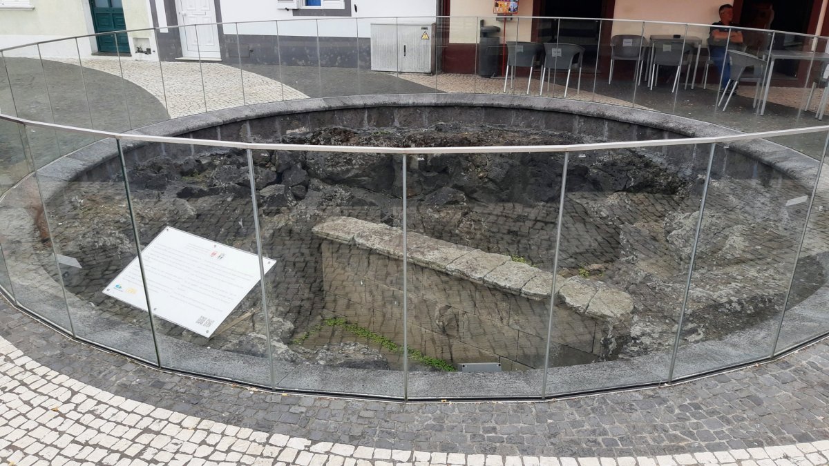 Lávou zalitá kašna