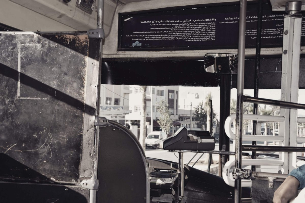 Jen samotná jízda městským busem je zážitek. Není neobvyklé například vystupovat oknem.