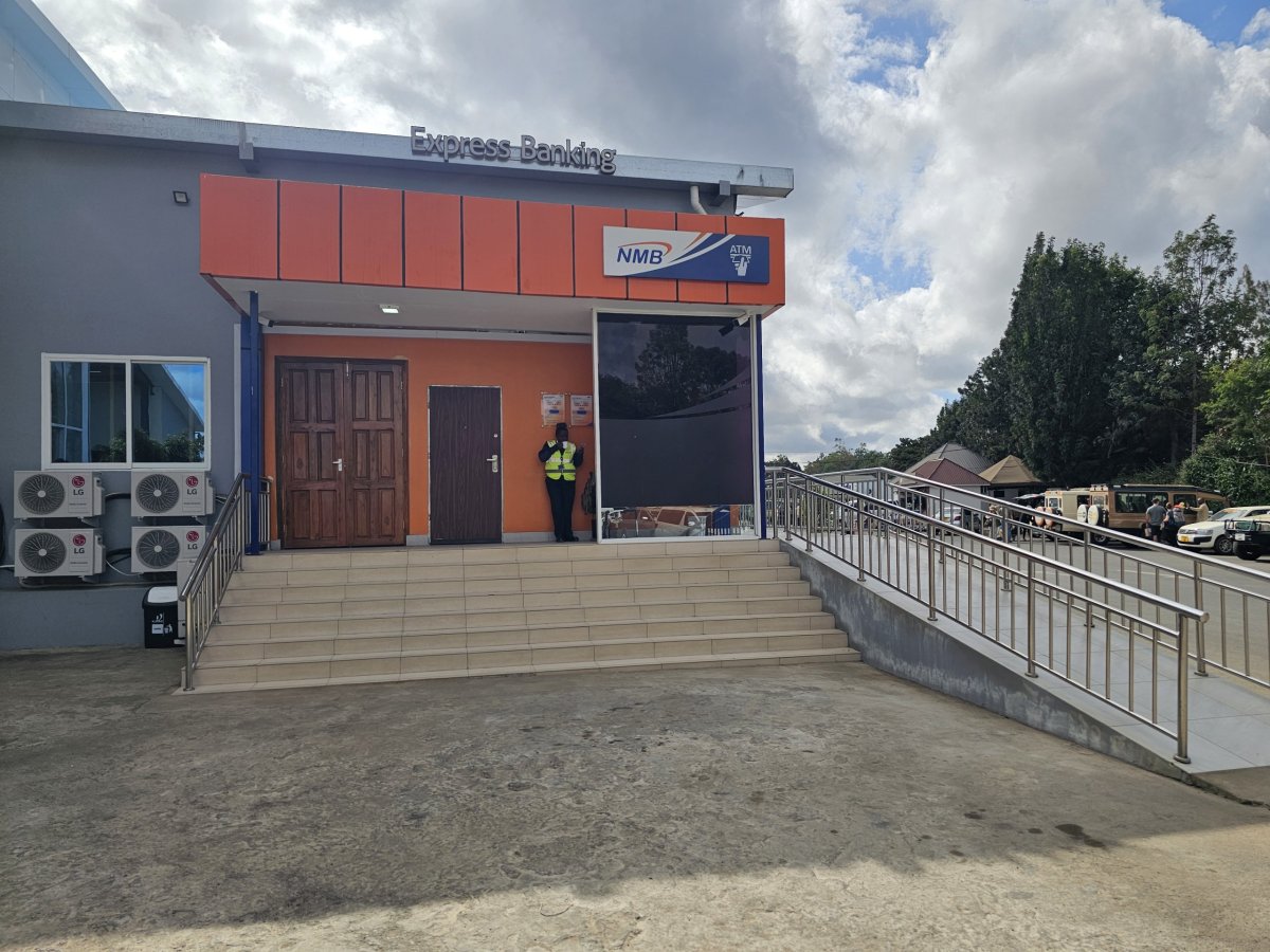 Bankomat mezi příletovou a odletovou halou