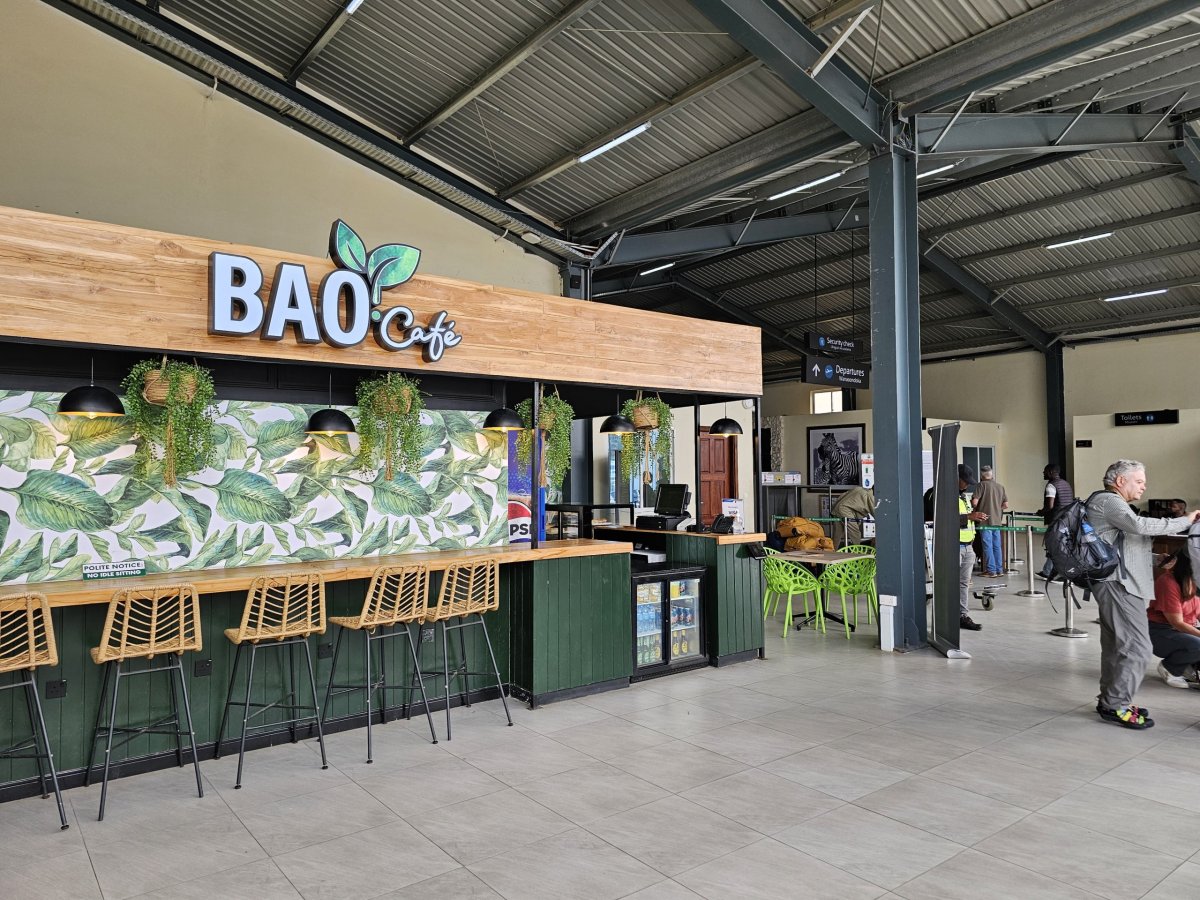 Kavárna ve veřejné části odletové haly