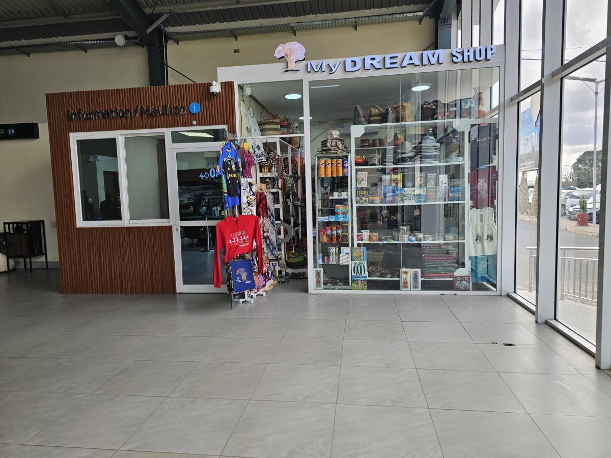 Obchod se suvenýry v odletové hale