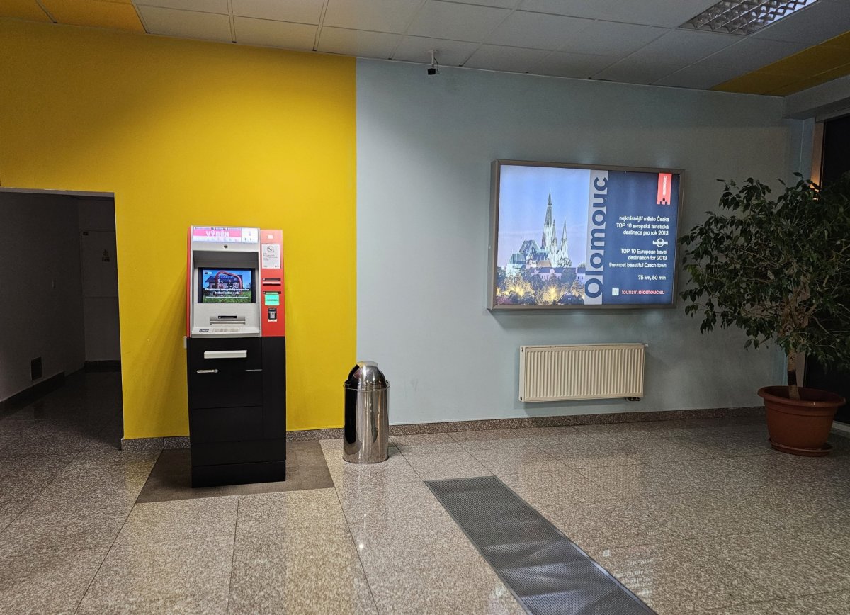Bankomat v příletové hale, letiště BRQ