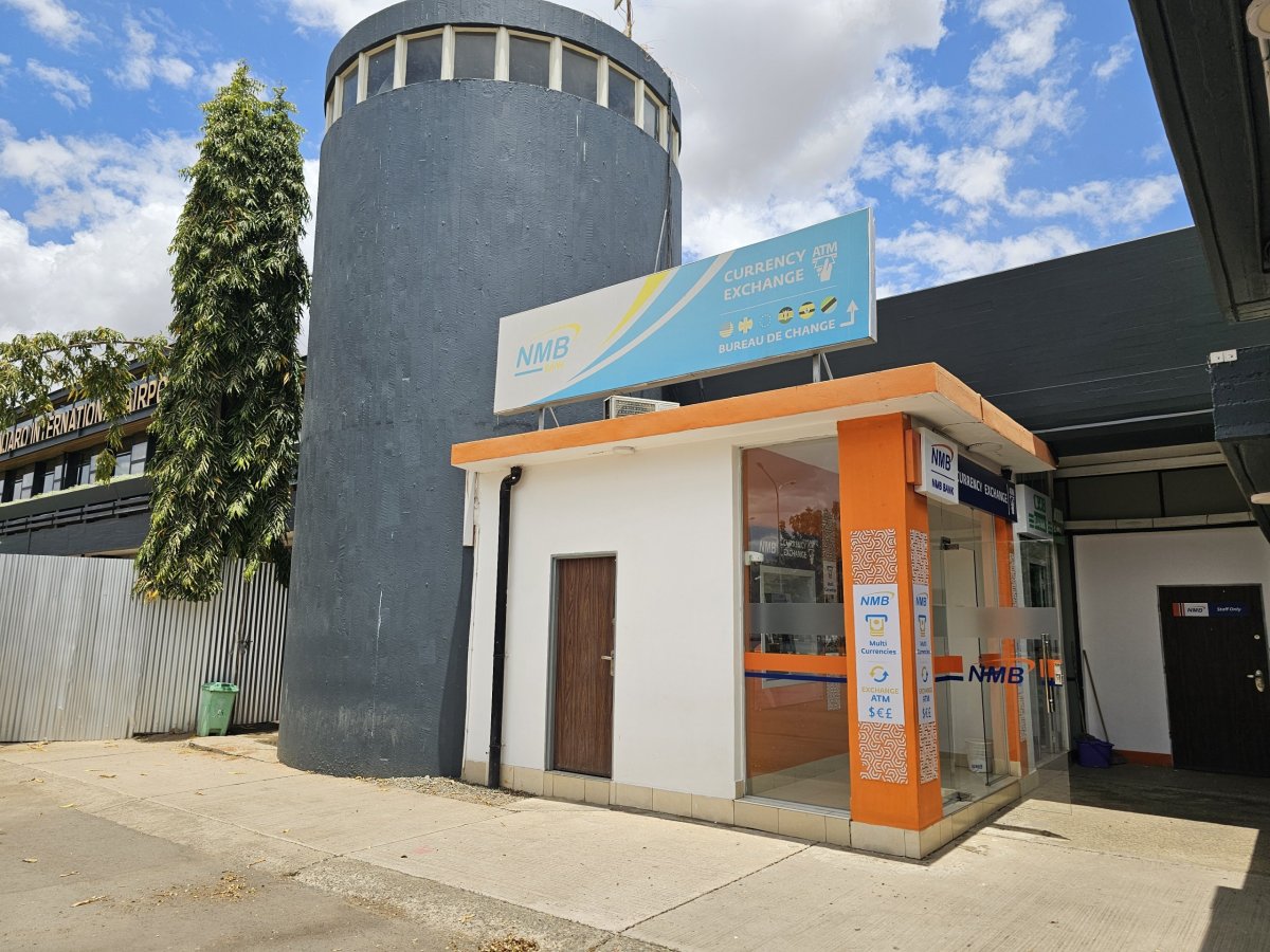 Bankomaty před příletovou halou