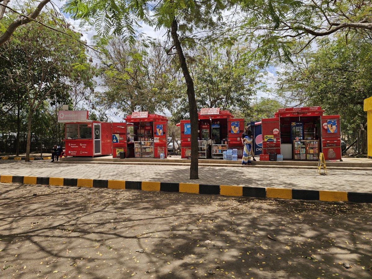 Stánky s občerstvením před příletovou halou