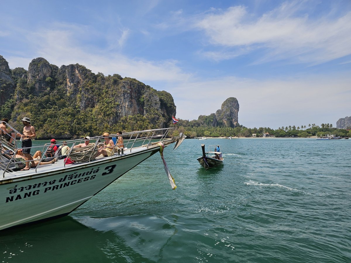 Kotvení velkých lodí u Railay