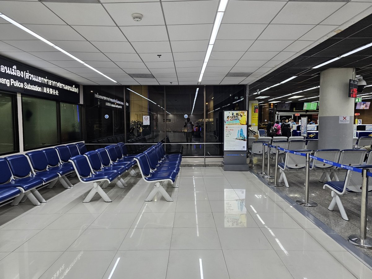 Sedačky bez opěrek, letiště DMK