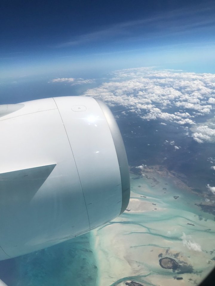 Po téměř dvou dnech cesty, maximálně 4 hodinách spánku a bolestí hlavy z dehydratace ze suchého vzduchu v letadle se konečně oci