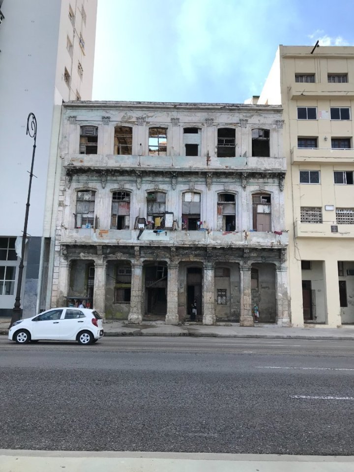 Po příjezdu do Havany jsme v šoku. Na rozbořené domy a žebrající lidi nás žádný blog nepřipravil. K večeři jsme si koupili nejhn