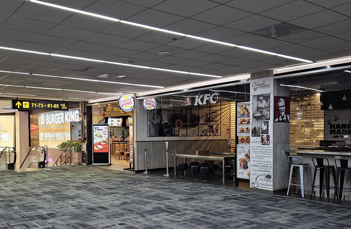 Fast foody, tranzitní zóna letiště DMK